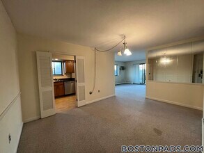 385 Massachusetts Ave, Unit 30 in Arlington, MA - Foto de edificio - Building Photo