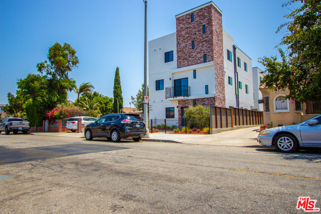 2206 Hauser Blvd in Los Angeles, CA - Foto de edificio - Building Photo