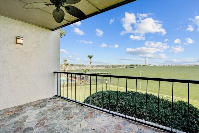 351 Lakeside Ln