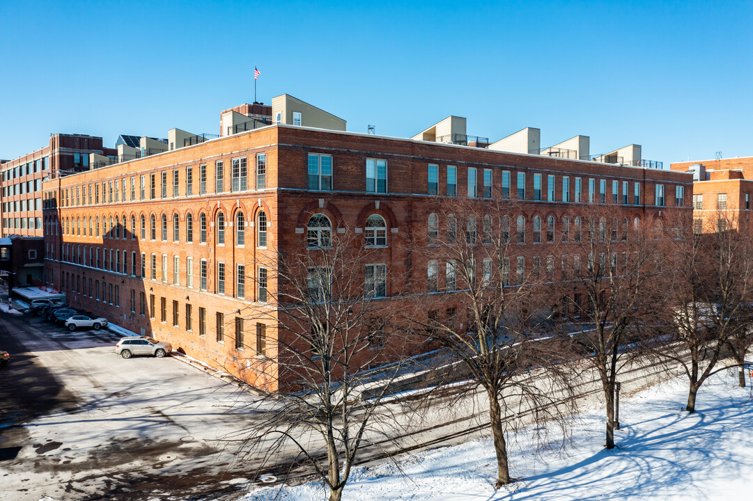 200 River Place Lofts in Detroit, MI - Building Photo