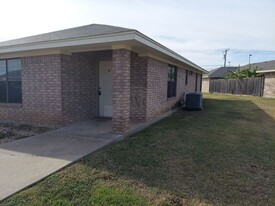 904 McDaniel Cir in Killeen, TX - Building Photo - Building Photo