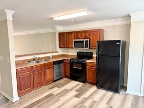 837 Crestwell Cir in Atlanta, GA - Building Photo - Building Photo