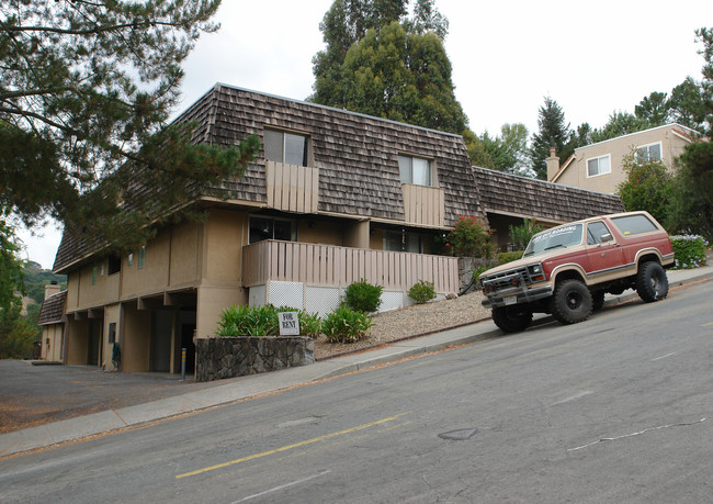 2038 Ascot Dr in Moraga, CA - Building Photo - Building Photo