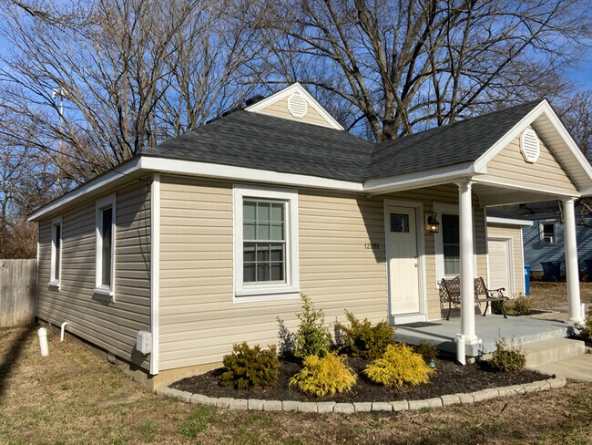 12201 Old Shelbyville Rd in Louisville, KY - Foto de edificio - Building Photo