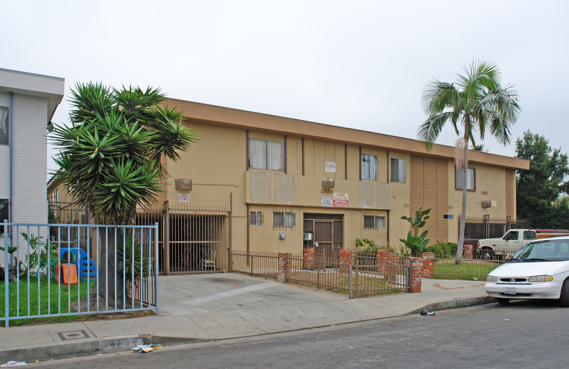 2050 S Corning St in Los Angeles, CA - Foto de edificio