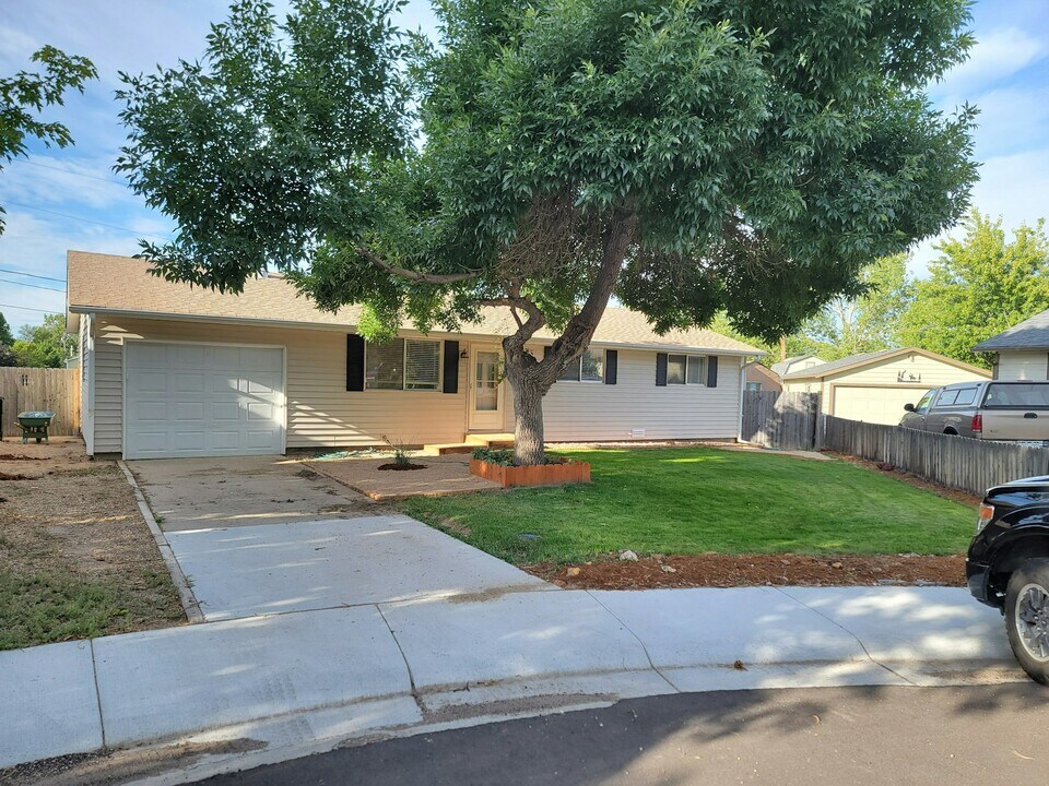 748 Bunyan Ct in Berthoud, CO - Foto de edificio