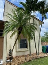 10925 SW 113th Pl in Miami, FL - Foto de edificio - Building Photo