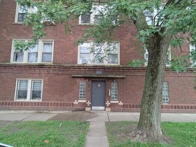 property at 1943 W Chase Ave