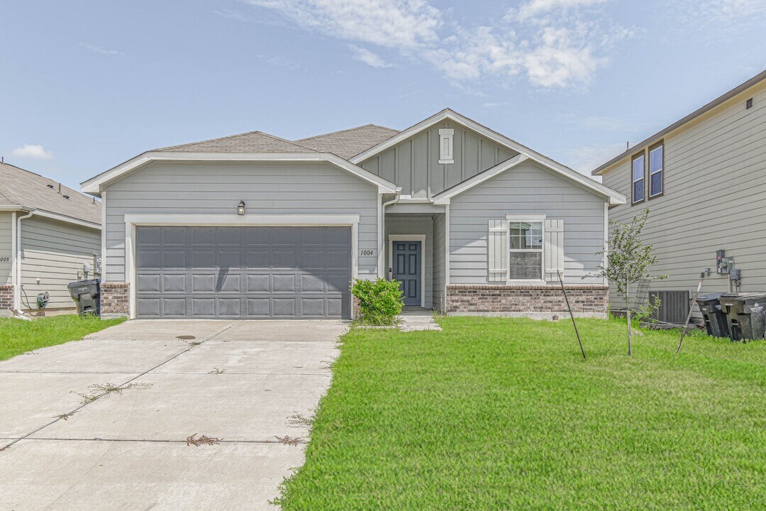 1004 Wild Enclave Ln in Pattison, TX - Building Photo