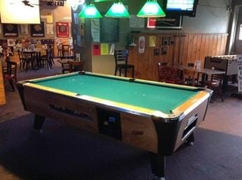 Millbury Street Apartments & Sports Bar in Worcester, MA - Foto de edificio