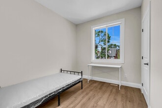 487 Campbell Av, Unit Male-Only in Windsor, ON - Foto de edificio - Building Photo