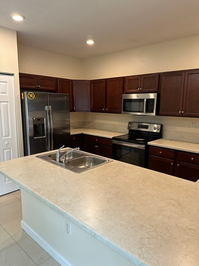 9336 W 33rd Ave in Hialeah, FL - Foto de edificio - Building Photo