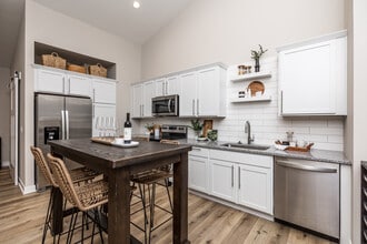 Stratford Crossing Flats Townhomes in Waukee, IA - Foto de edificio - Interior Photo