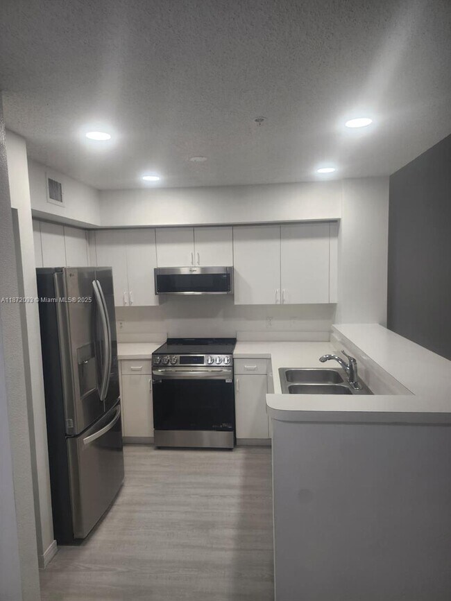 4460 NW 107th Ave in Doral, FL - Building Photo - Building Photo