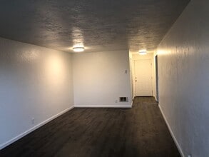 668 W Quinalt St in Springfield, OR - Building Photo - Building Photo