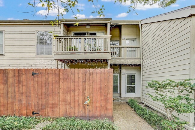 2100 Tanglewilde St in Houston, TX - Foto de edificio - Building Photo