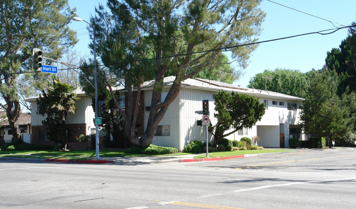 7004 Woodman Ave in Van Nuys, CA - Building Photo