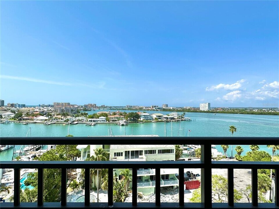 851 Bayway Blvd in Clearwater, FL - Foto de edificio