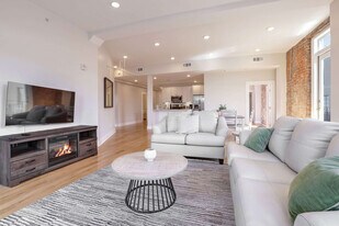 1050 Annunciation St in New Orleans, LA - Building Photo