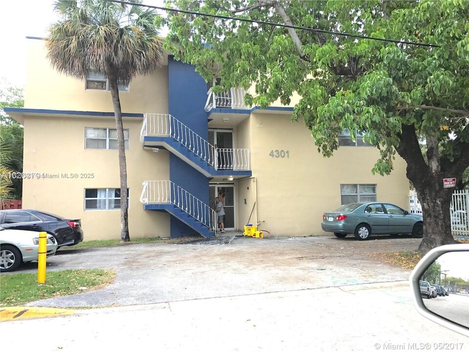 4301 NW S Tamiami Canal Dr in Miami, FL - Building Photo