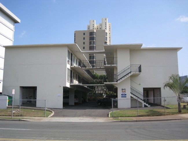 Lakeshore Court in Honolulu, HI - Building Photo - Building Photo