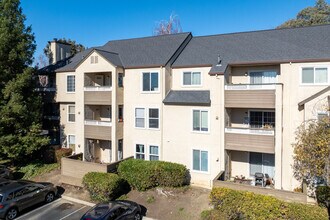 Montierra Condos in Hayward, CA - Foto de edificio - Building Photo