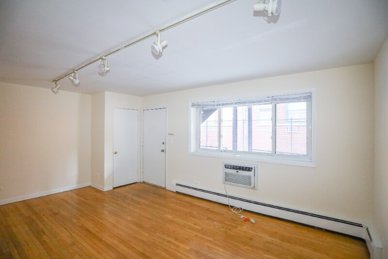 945 W Wellington Ave in Chicago, IL - Building Photo
