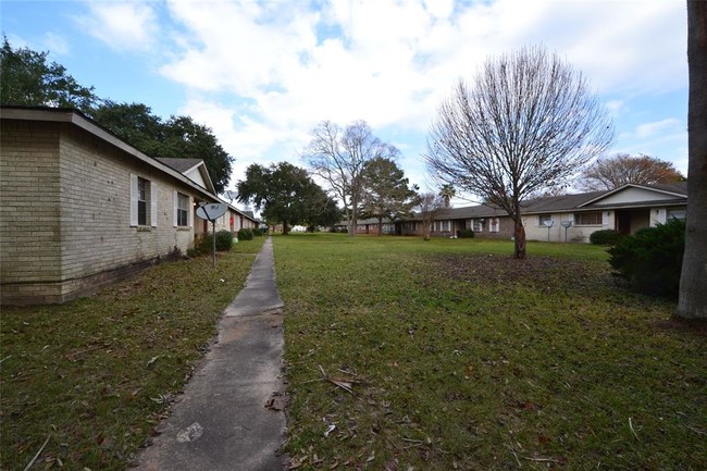 2000 Bahama Dr-Unit -25 in Seabrook, TX - Building Photo - Building Photo