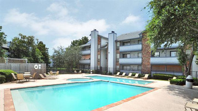 Relais Esplanade Apartments in Kenner, LA - Building Photo - Building Photo