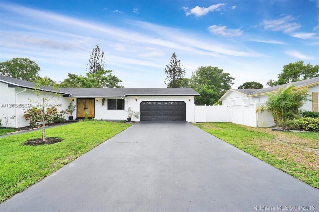 17000 NW 18th Ave in Miami Gardens, FL - Building Photo