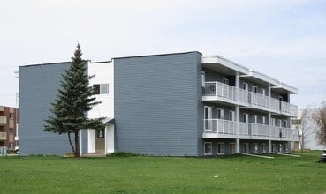 Squires Court in Bonnyville, AB - Building Photo - Building Photo