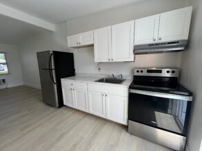 320 NE 13th Ave in Boynton Beach, FL - Foto de edificio - Building Photo