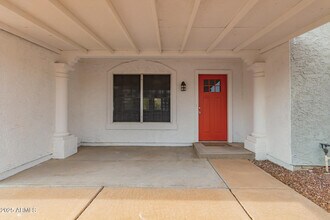 6038 W Gelding Dr in Glendale, AZ - Building Photo - Building Photo