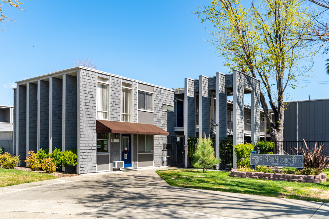 Pine Terrace Apartments in Concord, CA - Building Photo