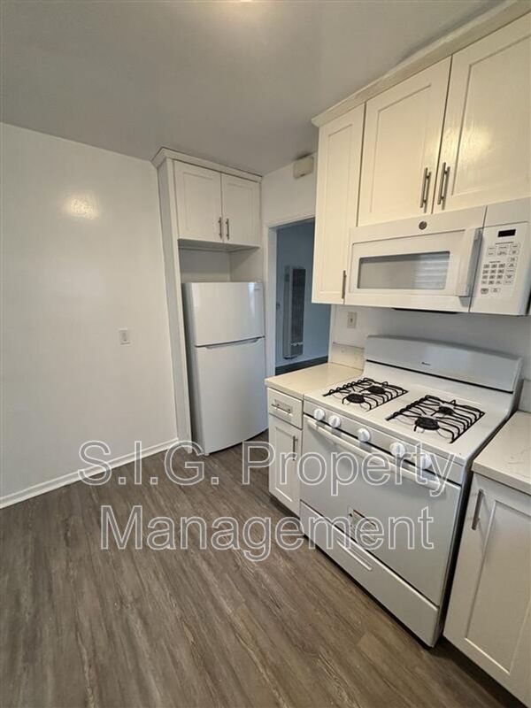 417 E Elmwood Ave in Burbank, CA - Foto de edificio - Building Photo