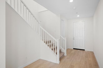 23775 Orange Blossom Dr in Santa Clarita, CA - Foto de edificio - Building Photo