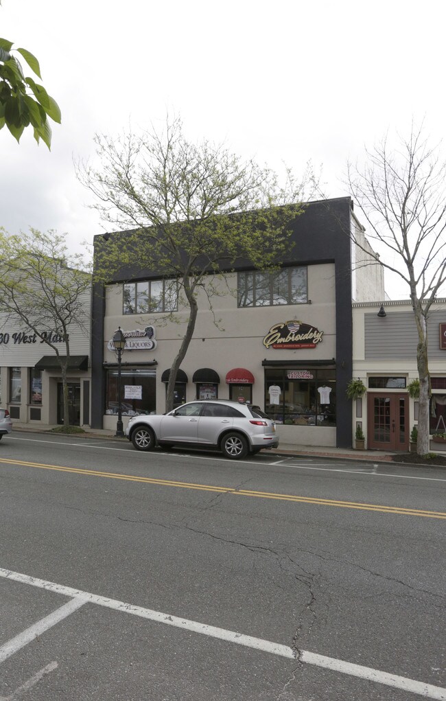 32 W Main St in Bay Shore, NY - Building Photo - Building Photo