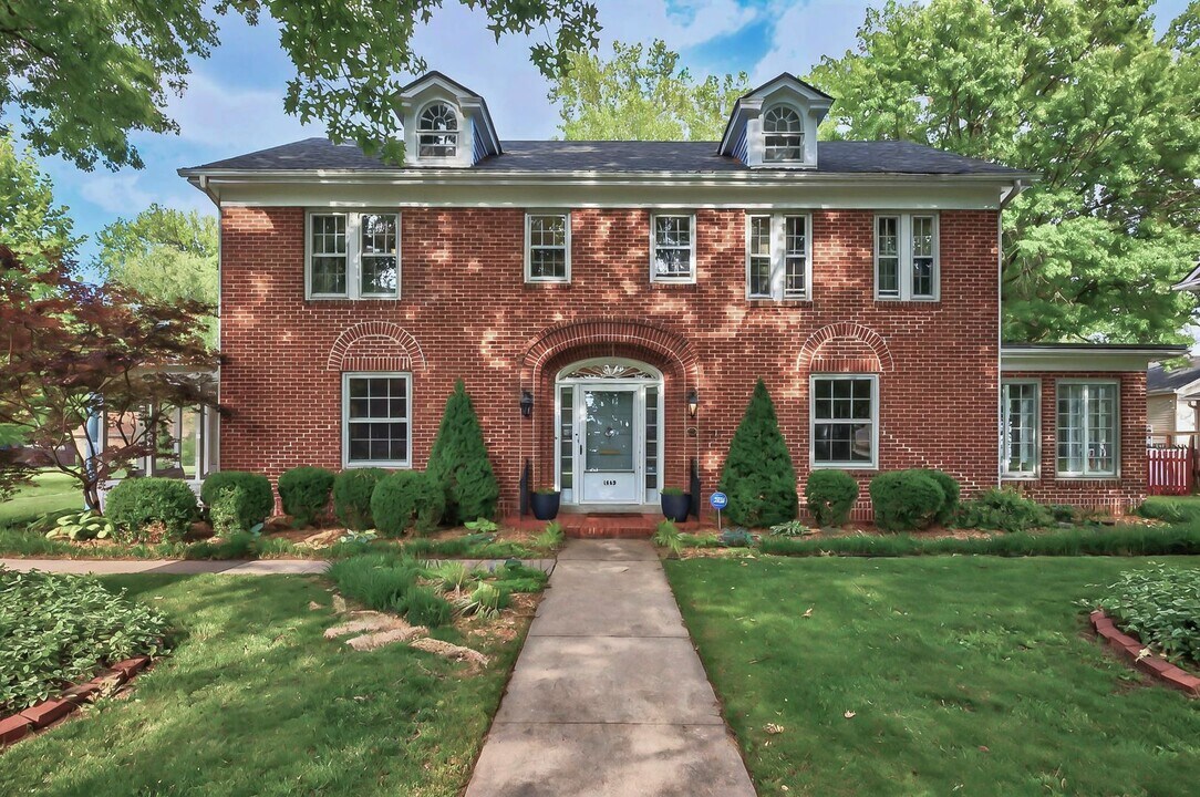 1610 SW Plass Ave in Topeka, KS - Foto de edificio