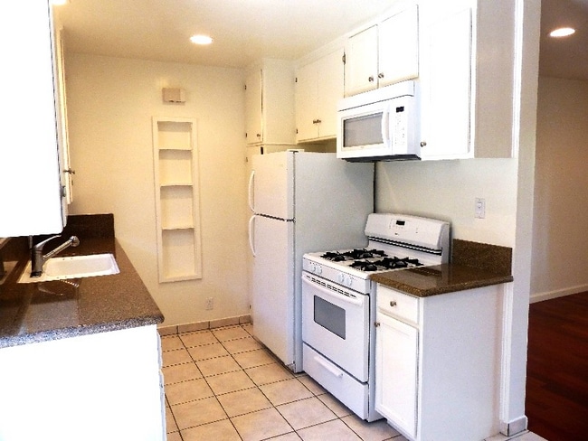 4021 S Centinela Ave