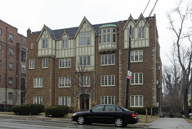 2558 Madison Rd in Cincinnati, OH - Foto de edificio - Building Photo