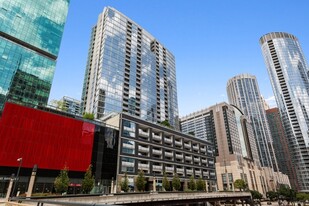 240 E Illinois St in Chicago, IL - Building Photo