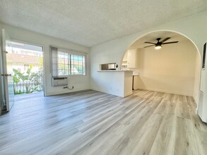 12504 Venice Blvd., Unit 209 in Los Angeles, CA - Foto de edificio - Building Photo