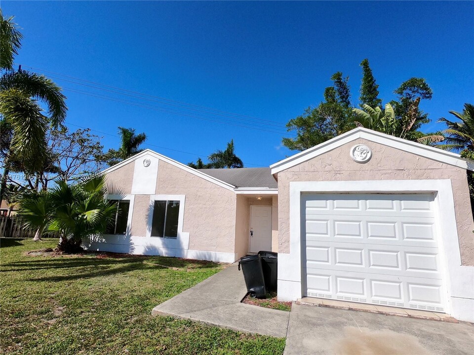 18766 Cloud Lake Cir in Boca Raton, FL - Building Photo