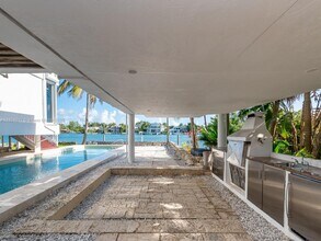 655 N Mashta Dr in Key Biscayne, FL - Building Photo - Building Photo