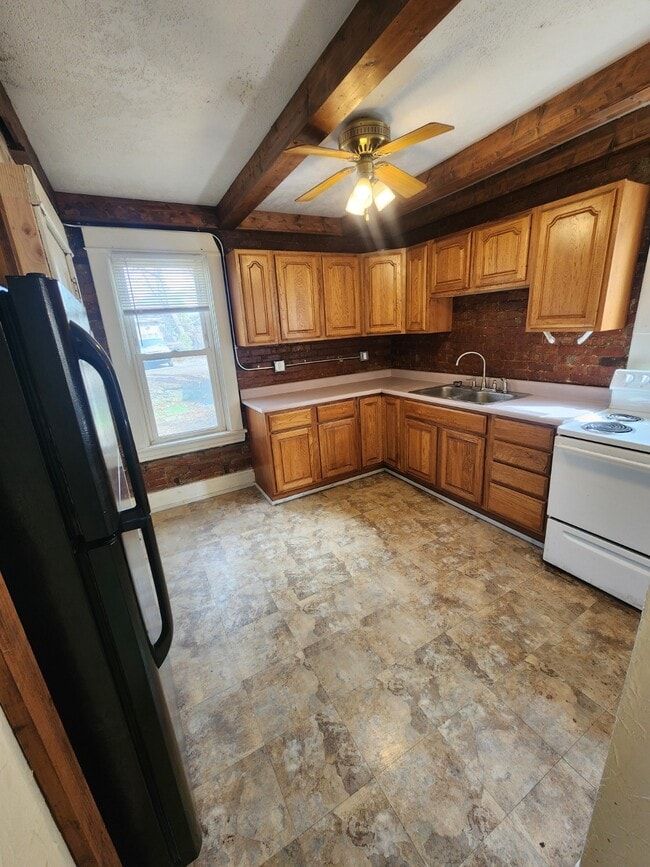 427 1st St, Unit Apt 2