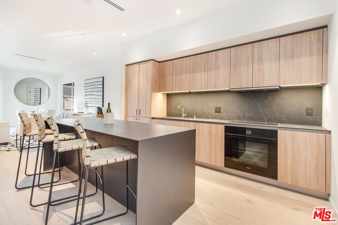 1030 Kings Rd in West Hollywood, CA - Building Photo