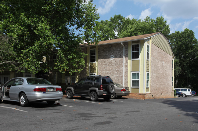 Carriage Court Apartments in Clarkston, GA - Building Photo - Building Photo