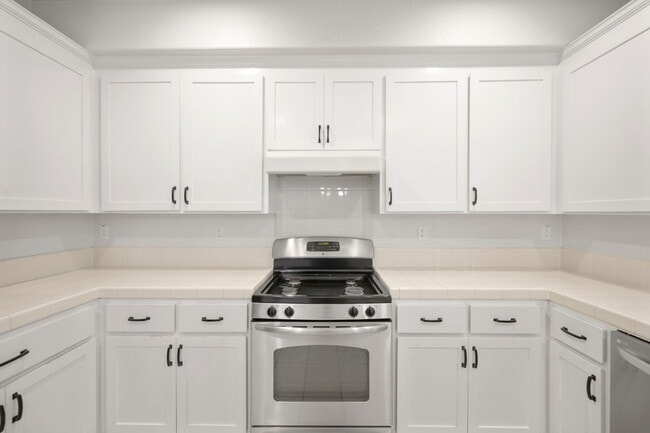 124 Caroline Ln in Gilroy, CA - Building Photo - Building Photo