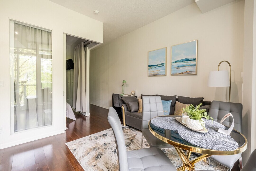 185 Fort York Blvd in Toronto, ON - Building Photo