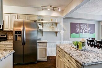 351 N Post Oak Ln in Houston, TX - Building Photo - Building Photo